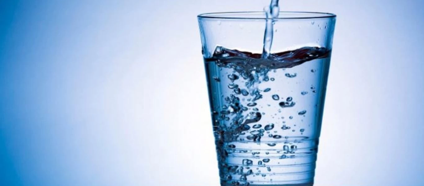 10 σημάδια που μας δείχνουν ότι πρέπει να πίνουμε περισσότερο νερό